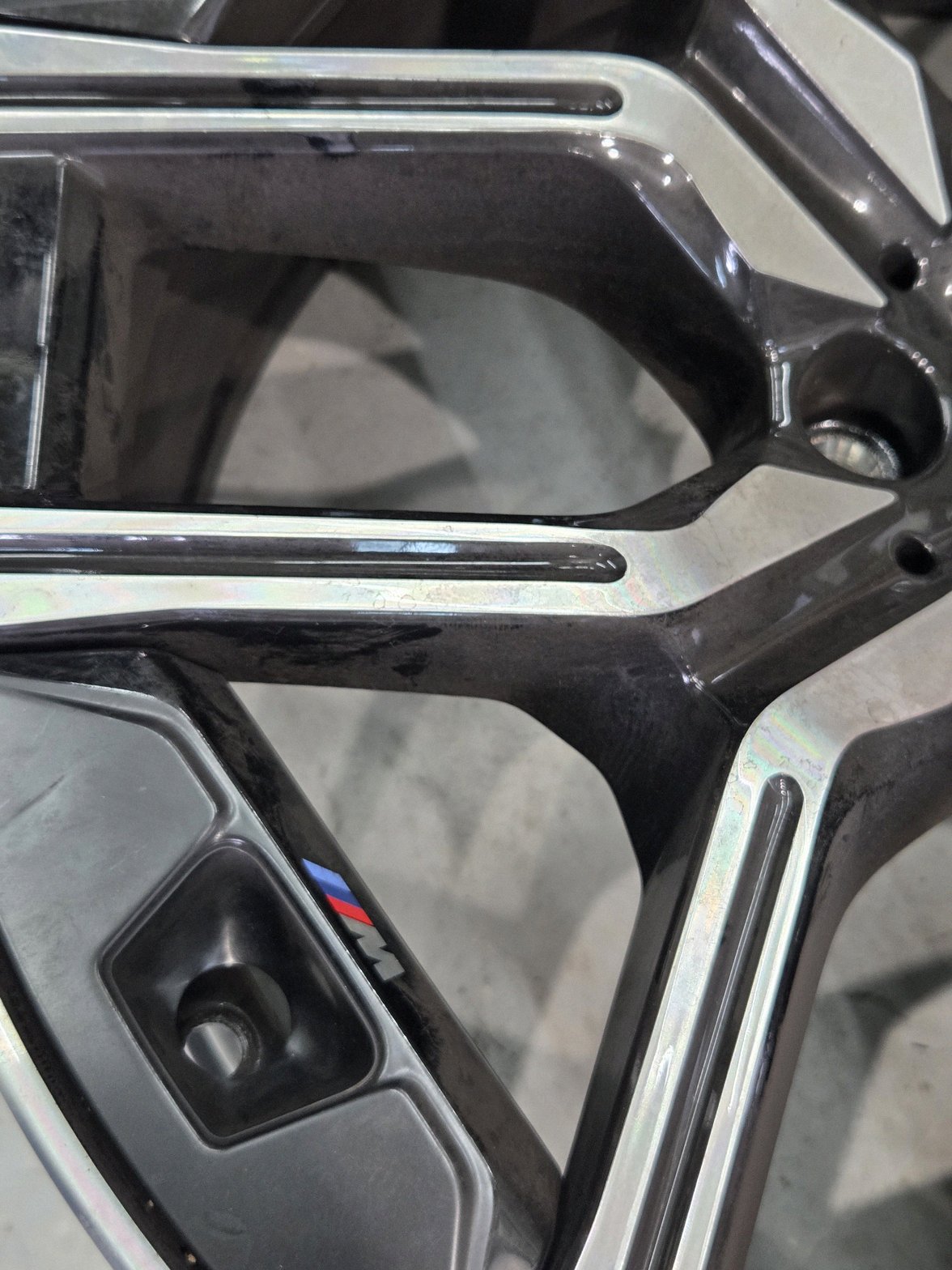 오산 BMW7시리즈 휠긁힘복원 휠도색 블랙유광 시공 3번 — 명품휠스토리 동탄오산점