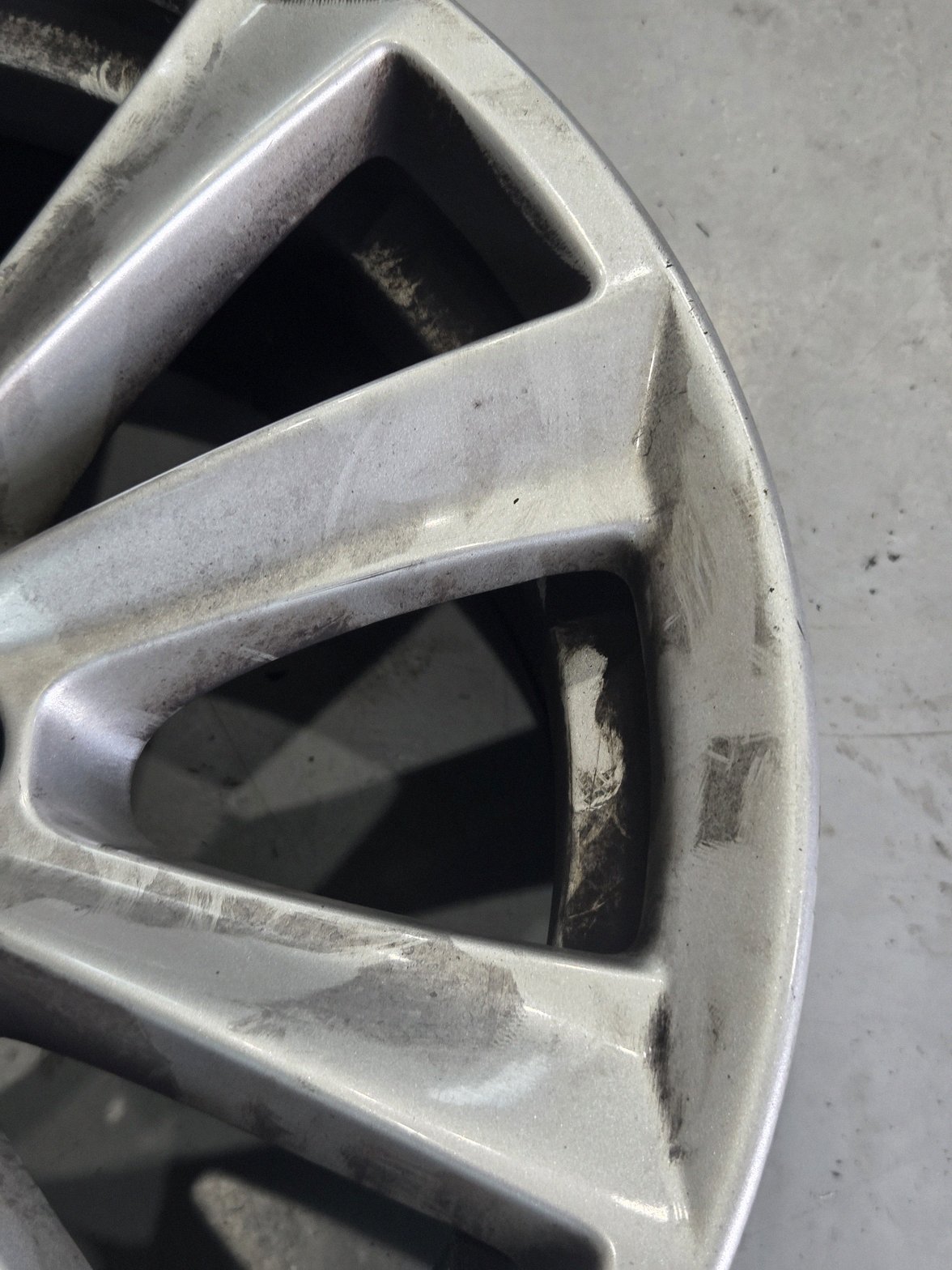 수원 bmw3gt 휠복원도색 블랙유광 시공 2번 — 명품휠스토리 동탄오산점